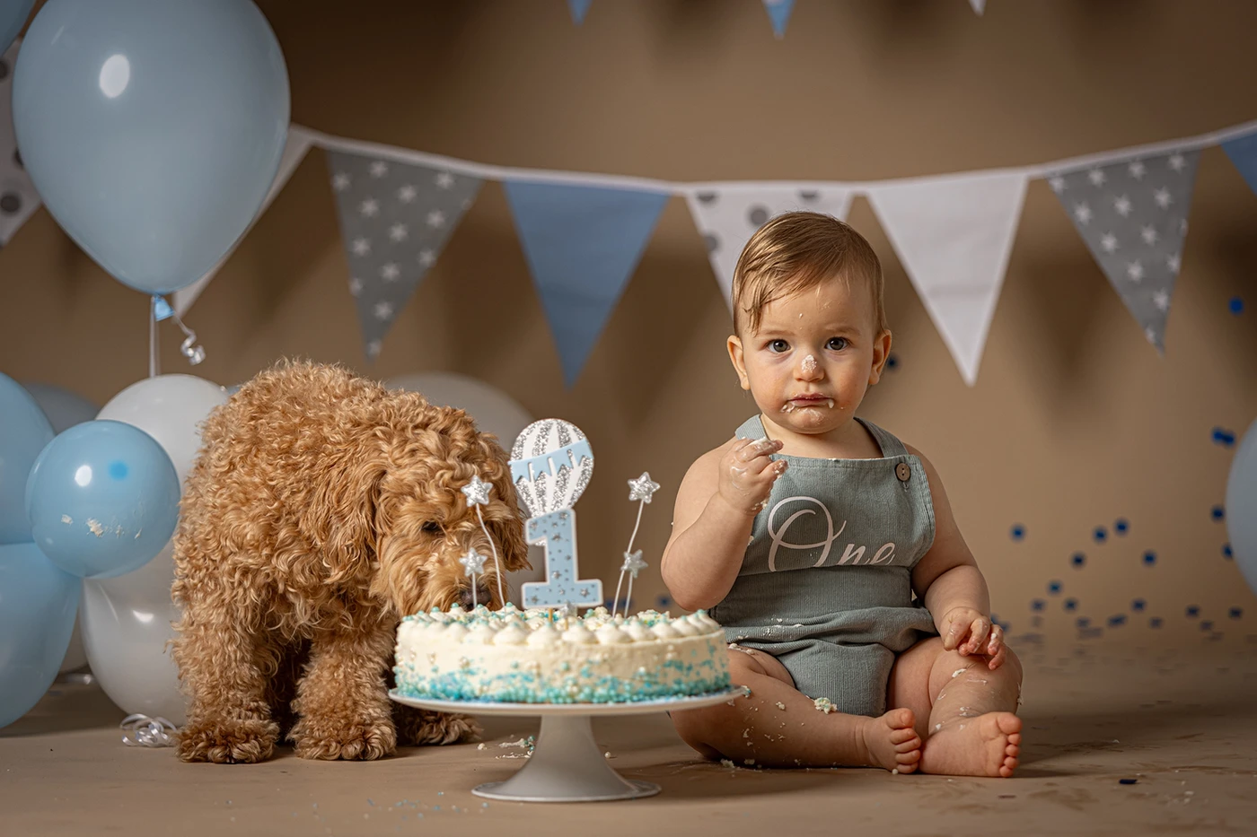 Kleinkind mit Torte vor Wimpelkette - Cake Smash Shooting Berlin
