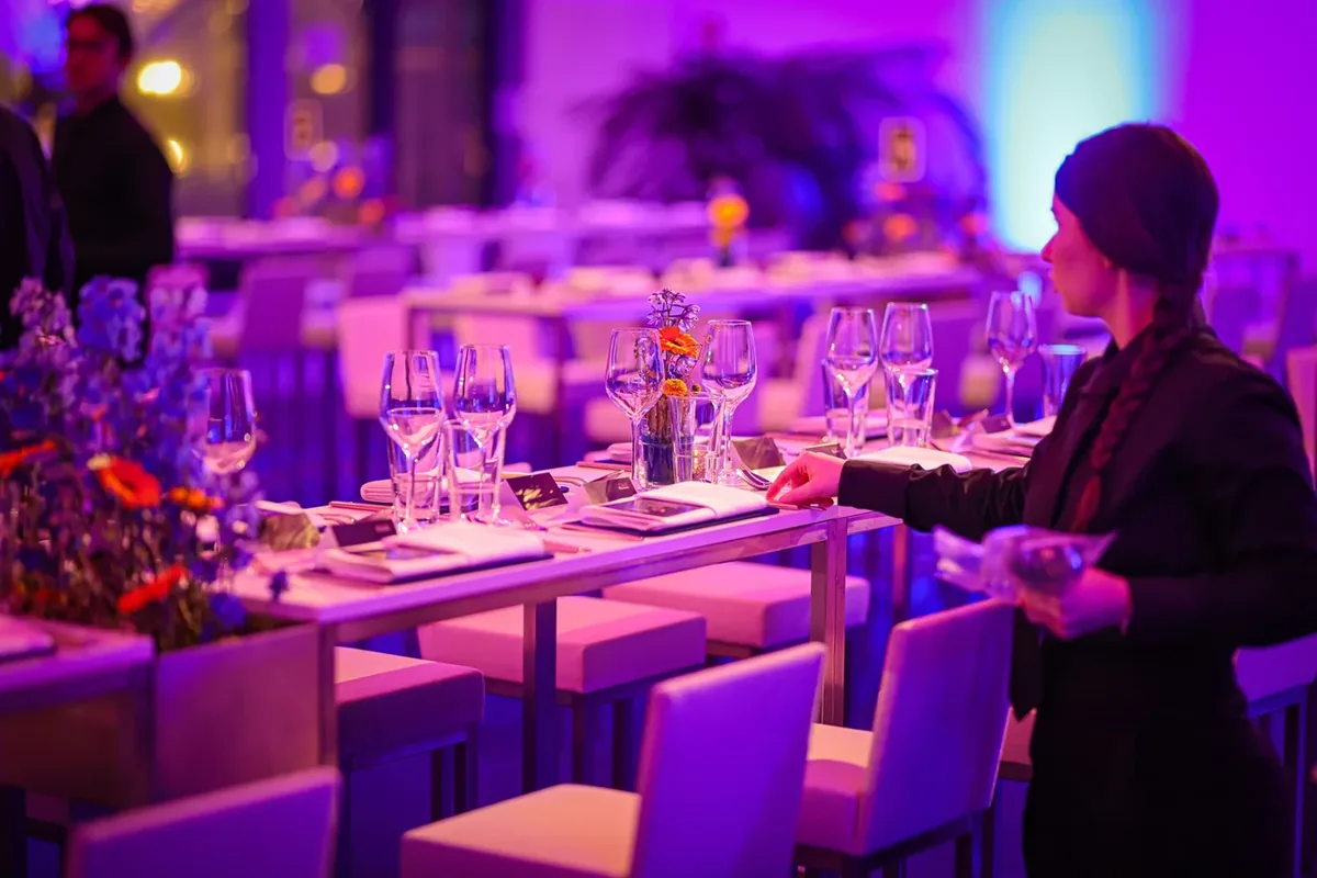 Festlich beleuchtete Tafel bei einer Gala – Eventfotografie Berlin