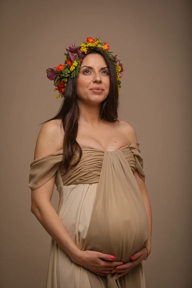 Babybauch mit Blumenkranz